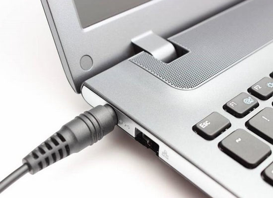 sac-pin-laptop-co-can-tat-may-khong