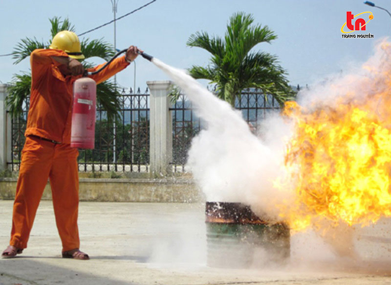 binh-chua-chay-co2-dung-de-chua-dam-chay-nao