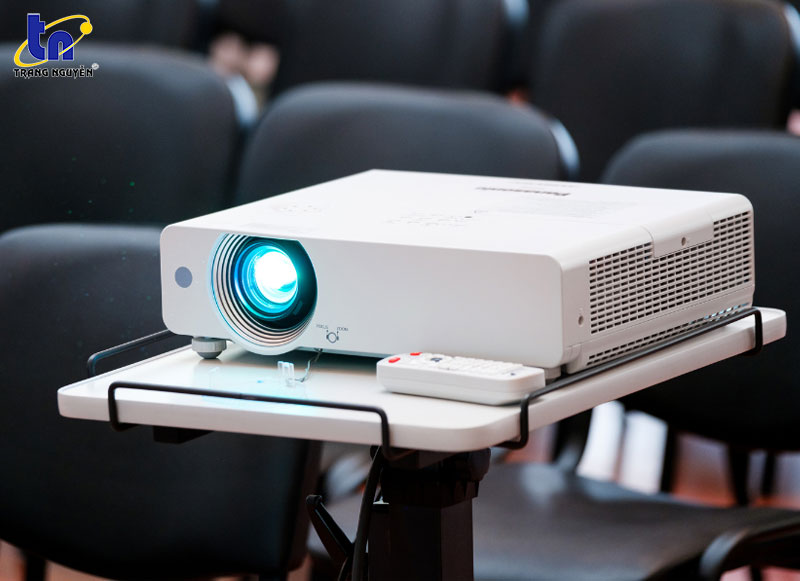 cach-xu-ly-may-chieu-bi-vo-nuoc