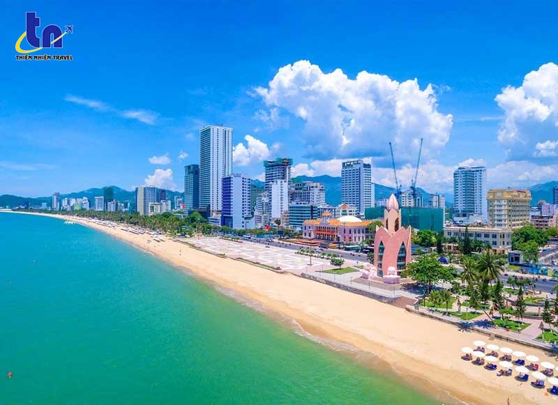nen-chon-du-lich-nha-trang-hay-phu-quoc